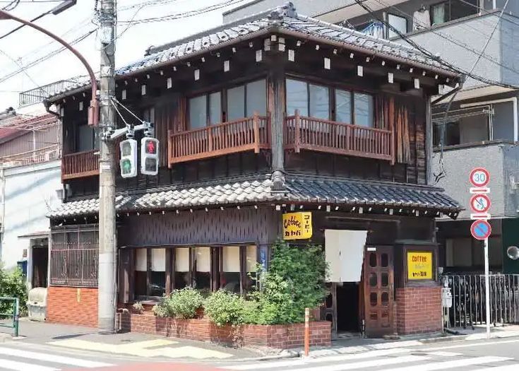 Smoke and Jazz of the Shōwa Era – What Do Coffee and Nostalgia Taste Like in Japan’s Kissaten? Discover kissaten – nostalgic Japanese cafés of the Shōwa era. Smoke, jazz, and hand-brewed coffee in places where time slows down.