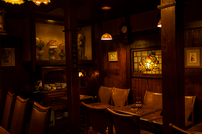 Smoke and Jazz of the Shōwa Era – What Do Coffee and Nostalgia Taste Like in Japan’s Kissaten? Discover kissaten – nostalgic Japanese cafés of the Shōwa era. Smoke, jazz, and hand-brewed coffee in places where time slows down.