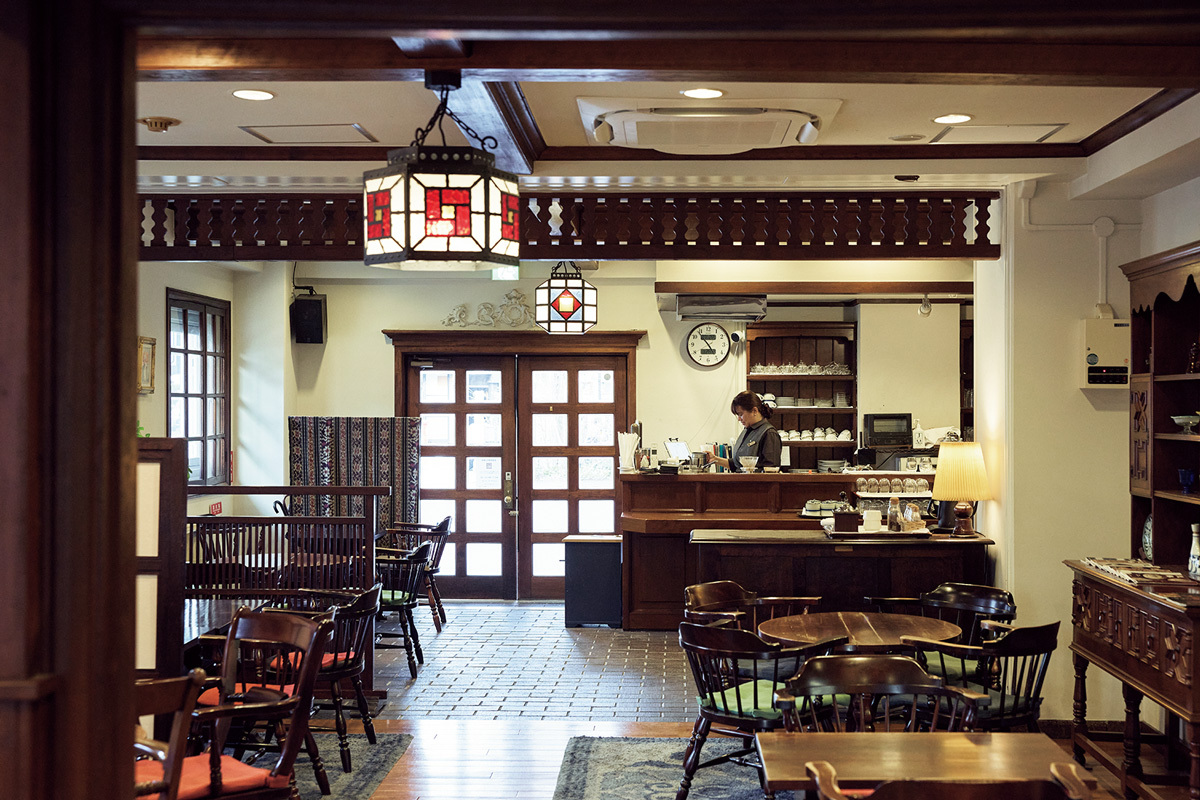 Smoke and Jazz of the Shōwa Era – What Do Coffee and Nostalgia Taste Like in Japan’s Kissaten? Discover kissaten – nostalgic Japanese cafés of the Shōwa era. Smoke, jazz, and hand-brewed coffee in places where time slows down.