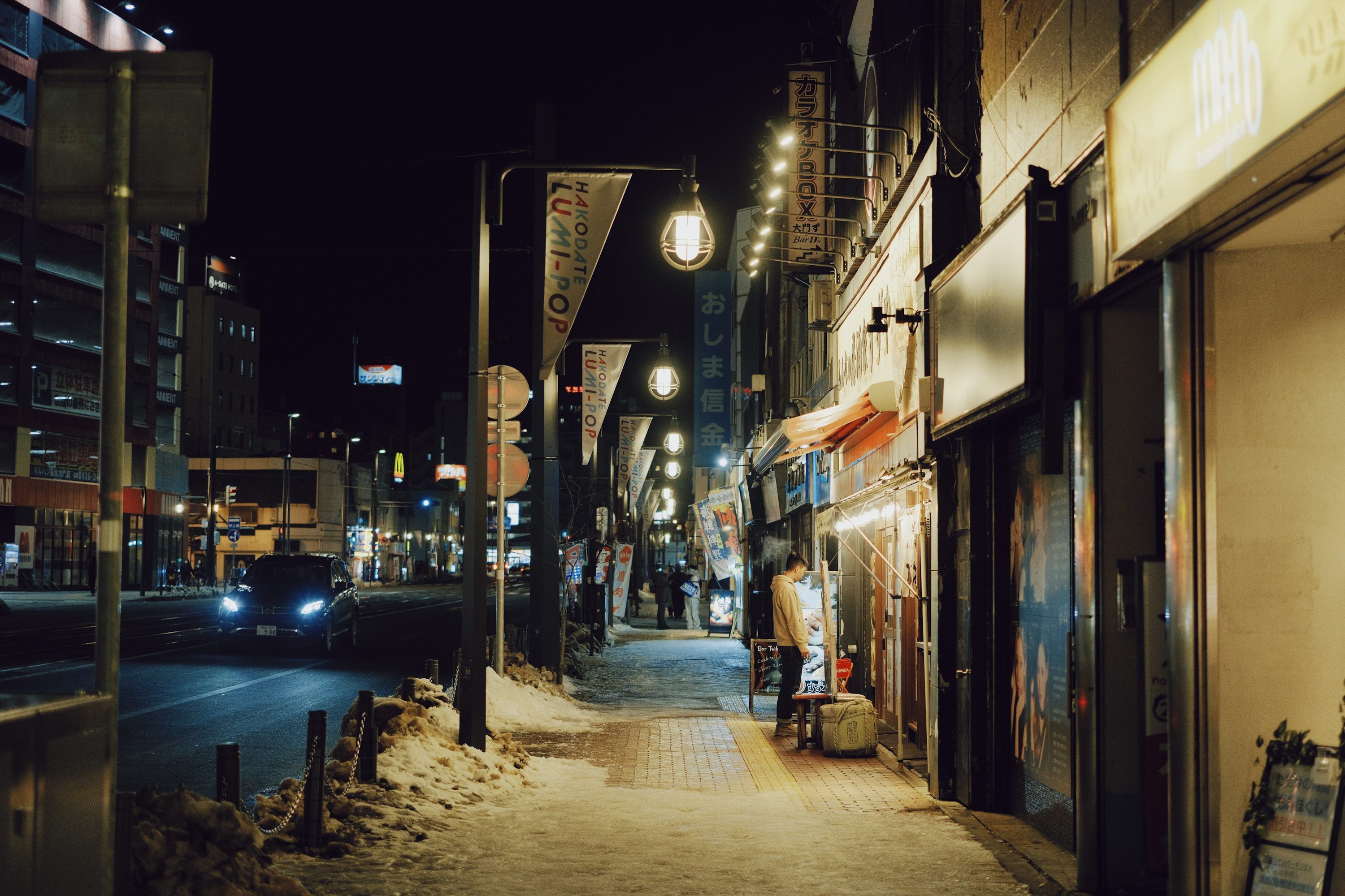 Idziemy na bōnenkai! – wśród Japończyków, w izakayi, pośród niepisanych reguł i rytuałów Firmowe bōnenkai (忘年会) to nie „zwykła impreza”, lecz rytuał domykania roku: izakaya, „kampai”, hierarchia przy stole i kontrolowany luz (無礼講). Scenki z życia, kanji i psychologia relacji w japońskiej pracy.