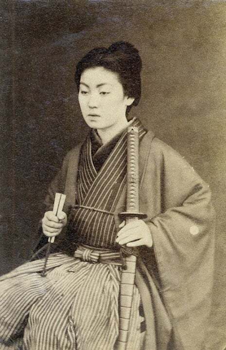 Dawna Japonia na stronie trzeciej. Awantury, oszustwa i nocne perypetie w gazetach epoki Meiji Japonia Meiji z kroniki miejskiej gazet. Dziewczyna wyrzucona z mostu Eitai, kurtyzana gryząca policjanta, rodzina, która zjadła osiemdziesiąt jenów w zupie - perypetie ze strony trzeciej.
