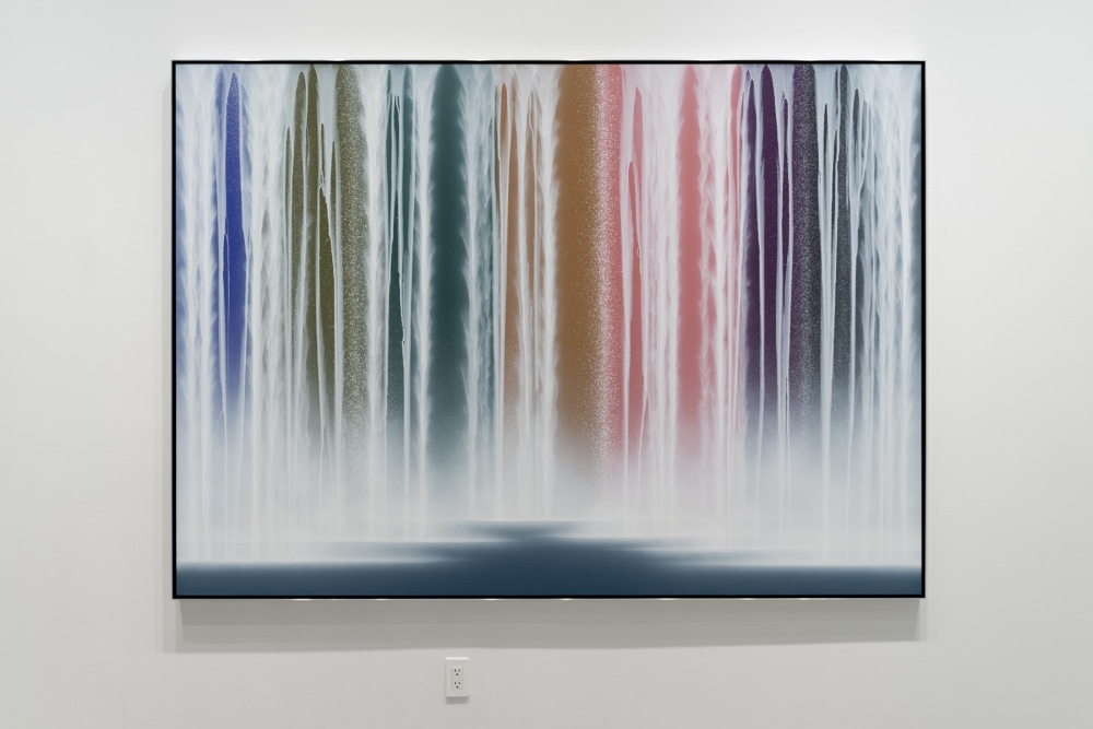 Kolorowy wodospad Hiroshi Senju, Tokyo, Japonia Artykuł o sztuce japońskiego malarza Hiroshi Senju oraz filozofii zen w jego obrazach - "At World's End" i "Water Temple" - interpretacja obrazu.