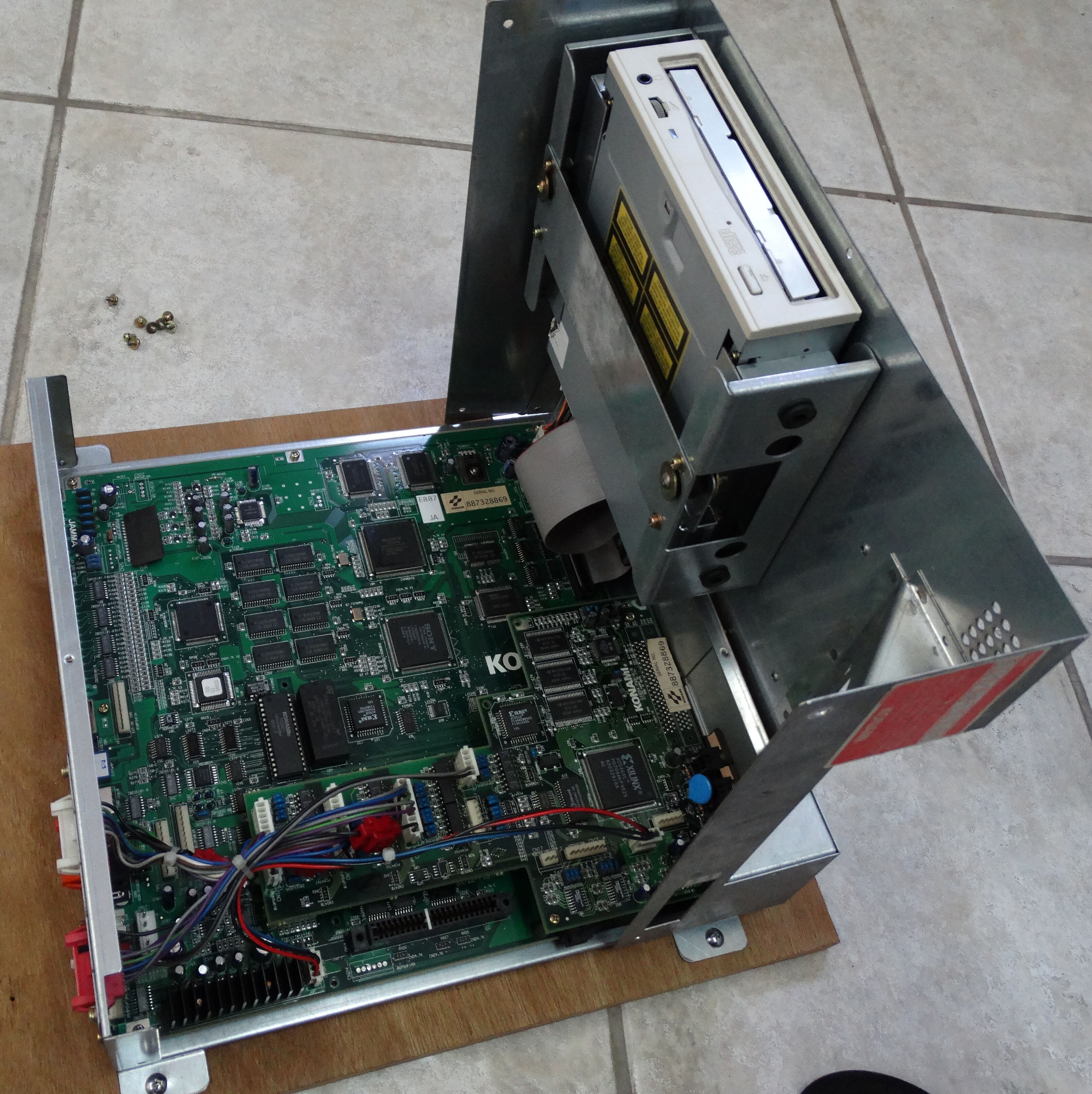 428: spotkajmy się na Shibuyi. Goroawase, czyli jak Japończycy mówią liczbami. Goroawase (語呂合わせ) to japońskie gry słowne, w których liczby brzmią jak sylaby: 39=sankyū, 428=Shibuya, 573=KONAMI. Etymologia, historia, szkolne mnemotechniki, daty i easter eggi z gier.