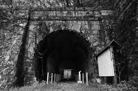 Dawne zdjęcie tunelu Inunaki, Jponia. Inunaki - mroczny tunel i zapomniana wioska - japońskie legendy miejskie i creepy pasta.