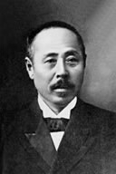 Każdego dnia 4 litry sake i pobudka do pracy o drugiej w nocy. Kawanabe Kyōsai, demon malarstwa w Japonii Meiji Ośmiolatek wyłowił z rzeki uciętą głowę, żeby ją narysować. Czterdzieści lat później Kyōsai dostał najwyższą nagrodę w kraju za to, że przestał być sobą. Demon japońskiego malarstwa w czasach Meiji.