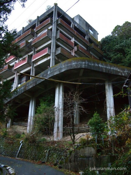 Haikyō Onsen – Japanese “urbex” amid the abandoned beauty of 1980s resorts Haikyō onsen are abandoned Japanese resorts from the 1980s. Discover their history, architecture, and the unique ‘urbex’ atmosphere amid the ruins of former hot spring retreats.