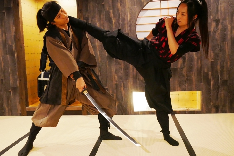 Trening kunoichi Poznaj 10 szkół ninja (poprawniej: shinobi) okresów od Heian, przez Sengoku, aż po "bezpiekę" Tokugawów w Edo. Shinobi to nie tylko Iga i Koga...