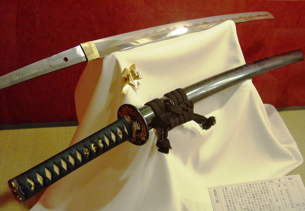 Muzeum mieczy samurajskich Kurashiki Esej o historii i ewolucji samurajskiego miecza - jak kultura Japonii doszła do dzisiejszych dzieł sztuki samurajskich katan.