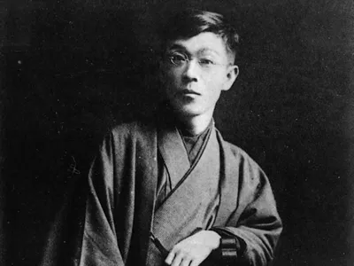 Wędrowni mnisi z japońskich gór Kōya — święty, szalony, oszust czy yōkai? Kim byli Kōya Hijiri – wędrowni mnisi z gór Kōya? Od świętych kaznodziejów po ludowe upiory Yadōkai, ich historia splata sacrum i grozę.