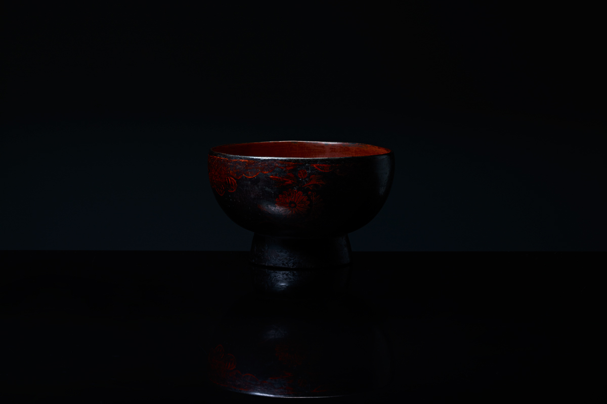 „Pochwała cienia” Tanizakiego – dotknijmy japońskiego piękna półmroku, tak odmiennego od zachodniej estetyki światła Jak Japończycy widzą piękno półmroku? Tanizaki w „Pochwale cienia” pokazuje różnicę między estetyką Japonii a zachodnią obsesją światła.