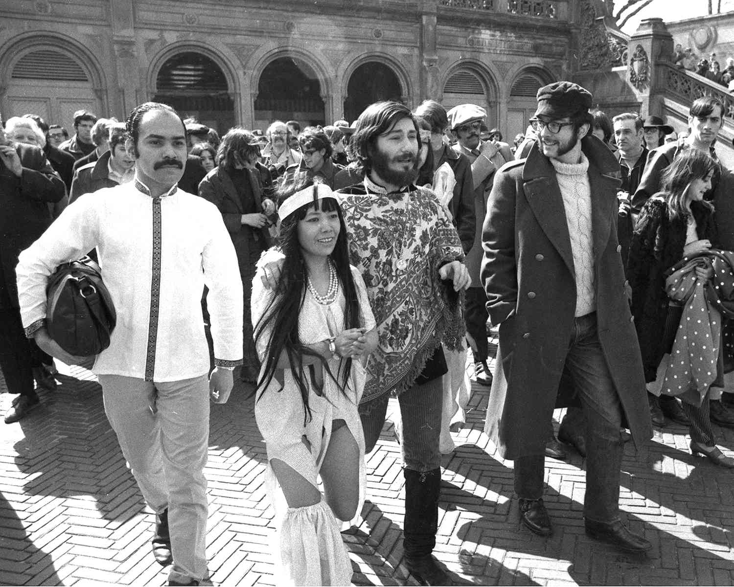 Yayoi Kusama - japońska artystka - lata 60-te. Artykuł o japońskiej artystce współczesnej Yayoi Kusama, która swoją sztuką zmaga się z chorobą psychiczną. Sztuka polka dot w japońskiej ekspresji.