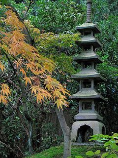Tōrō – kamienne latarnie Japonii, w których płonie cisza i pamięć wieków Tōrō – japońskie kamienne latarnie. Historia, znaczenie, rodzaje i obecność w ogrodach, sztuce, zen i grach takich jak Ghost of Tsushima.