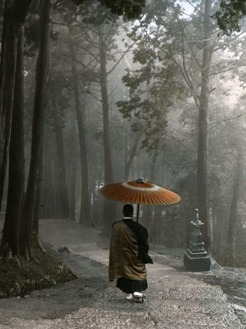 Teru Teru Bōzu – Take the Rain Away and Bring the Sun… or Snip! What is teru teru bōzu? Discover Japan’s weather charm, its dark legends, childhood rituals, and the quiet magic hidden in everyday life.