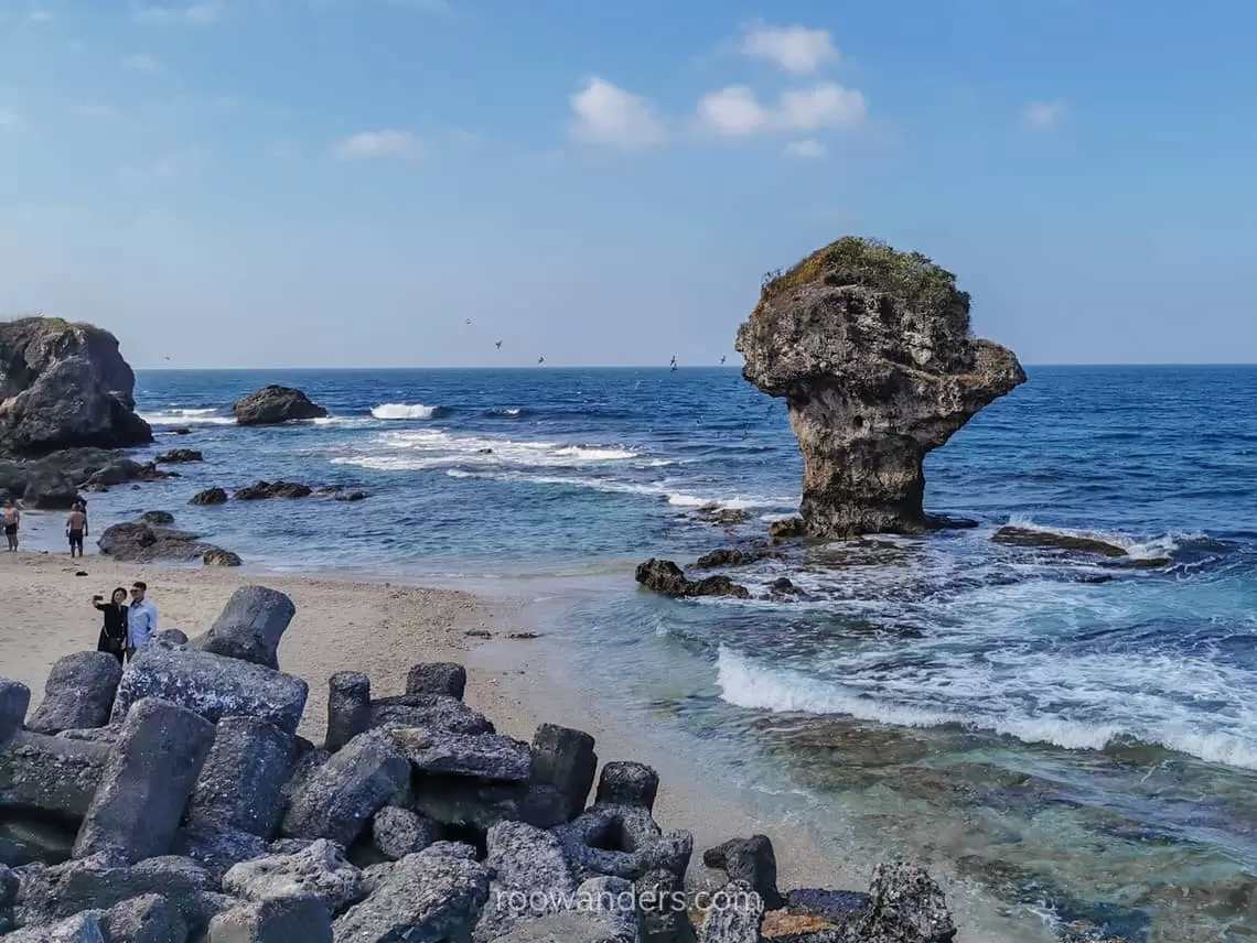Plaża na Okinawie, Japonia. Esej o królestwie Ryukyu (dzisiejsza Okinawa w Japonii) - kolebce karate, kosmopolityzmu azjatyckiego i handlu morskiego Azji.
