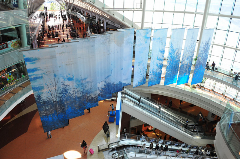 Obraz nihonga Hiroshi Senju na lotnisku w Japonii Artykuł o sztuce japońskiego malarza Hiroshi Senju oraz filozofii zen w jego obrazach - "At World's End" i "Water Temple" - interpretacja obrazu.