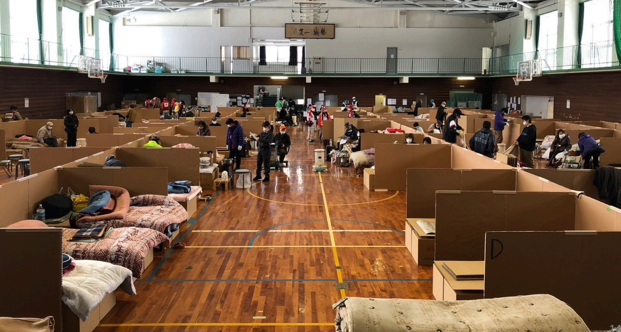 Bōsai. Zachować spokój, pomóc sąsiadom, odbudować miasto. Jak Japonia wychowuje dzieci na wypadek katastrofy. Bōsai to japońska kultura gotowości: szkolne ćwiczenia, „pierwsza odpowiedź”, samopomoc i sąsiedzka współpraca. Esej o tym, jak Japonia wychowuje dzieci do spokoju, odpowiedzialności i odbudowy po katastrofie.