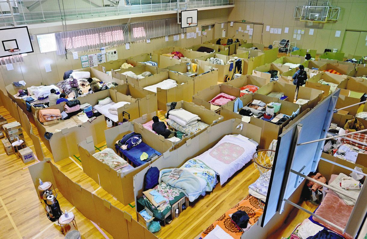 Bōsai. Zachować spokój, pomóc sąsiadom, odbudować miasto. Jak Japonia wychowuje dzieci na wypadek katastrofy. Bōsai to japońska kultura gotowości: szkolne ćwiczenia, „pierwsza odpowiedź”, samopomoc i sąsiedzka współpraca. Esej o tym, jak Japonia wychowuje dzieci do spokoju, odpowiedzialności i odbudowy po katastrofie.