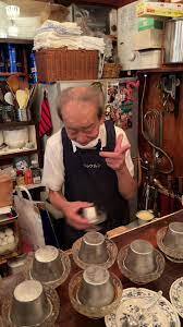 Wieczorne rozmyślania w barze. Yotsuya, Tokyo. Spokojne rozważania w małym barze w Yotsuya. Historia, dawne legendy, ciche ulice w deszczu i wspomnienia zapisane w tkance Tokyo.