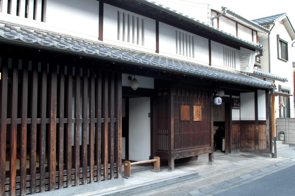 Songs from the Eta-mura – The Lives of the “Non-Humans” Erased from the Maps of Shogunate Japan Beneath the surface of Edo Japan’s harmony lay another world – the eta-mura settlements, absent from the maps. A world of “non-humans,” lives marked by the taboo of kegare, archaic songs, unique rituals, and secret languages, forming Japan’s second, hidden culture.