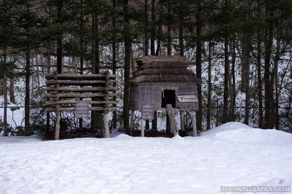 "pu" - magazyn ajnuski Artykuł o ajnuskiej wiosce Shiraoi na Hokkaido - jak żyli Ainu 500 lat temu - spacer przez ajnuską wioskę.