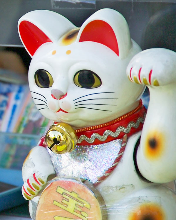 Japoński kot szcześcia - maneki-neko Esej o Maneki-Neko - czym jest, jakie są legendy z nim związane i jakie znaczenie od czasów Edo po współczesną Japonię.