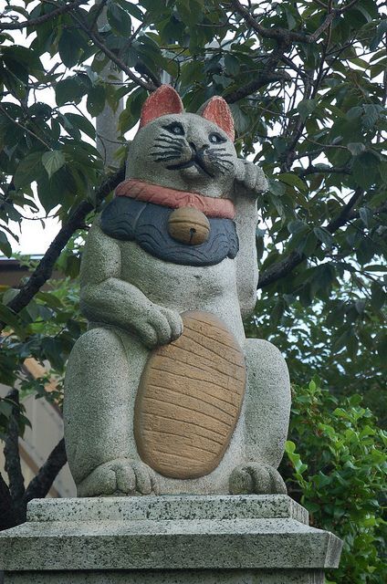 Statuetka maneki-neko, Japonia Esej o Maneki-Neko - czym jest, jakie są legendy z nim związane i jakie znaczenie od czasów Edo po współczesną Japonię.