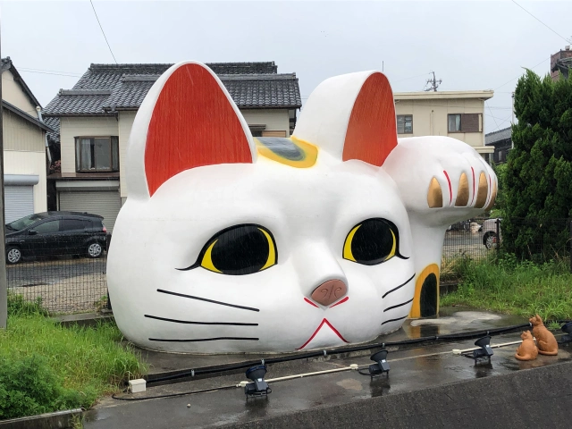 Gigantyczny Maneki Neko, Japonia Artykuł o motywie kocim w sztuce ukiyo-e i historii Japonii.