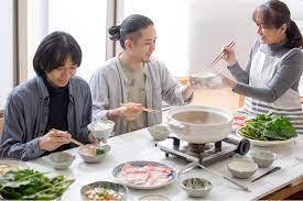 ukiyo-japan.pl - artykuł o omoiyari i japońskiej kulturze domyślania się Omoiyari, or Where and How Japanese Culture Differs Deeply from the West in Expressing Emotions, Empathy, and Modes of Communication.