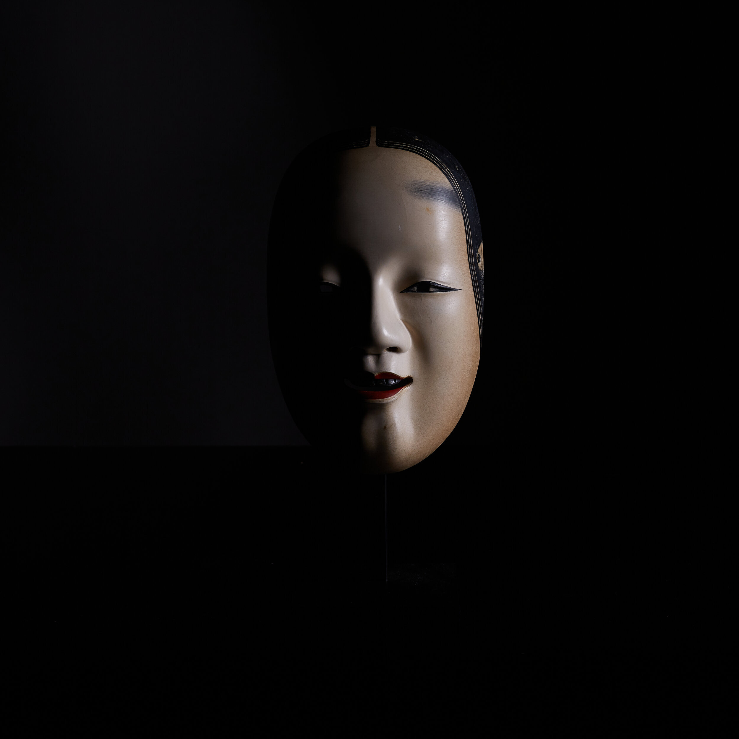 „Pochwała cienia” Tanizakiego – dotknijmy japońskiego piękna półmroku, tak odmiennego od zachodniej estetyki światła Jak Japończycy widzą piękno półmroku? Tanizaki w „Pochwale cienia” pokazuje różnicę między estetyką Japonii a zachodnią obsesją światła.