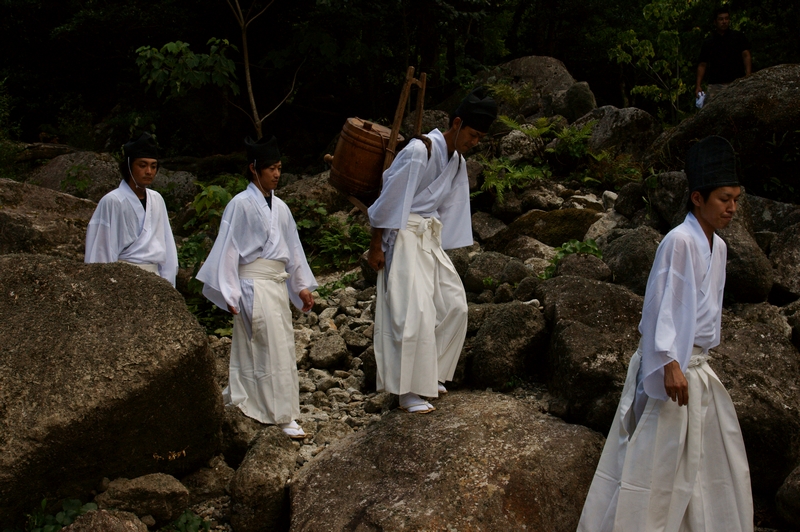 Festiwal Yakushima Goshinzan Matsuri an japońskiej wyspie Yakushima. Artykuł o japońskiej wyspie Yakushima, gdzie odnajdziemy pradawną naturę Japonii, inspirację anime "Księżniczka Mononoke" (Mononoke Hime( Hayao Miyazakiego.