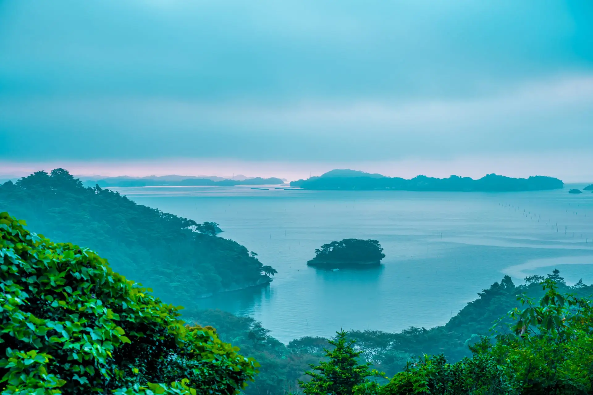 Wąska ścieżka, szeroki oddech. Na północ — w głąb kraju i siebie — z mistrzem Bashō „Oku no hosomichi” Matsuo Bashō jako opowieść o zmęczeniu rolami i o tym, co robi z człowiekiem droga: od Edo po północ Japonii, z haibun i hokku w tle. Esej o zachwycie, dyscyplinie marszu i nietrwałości (mujō)