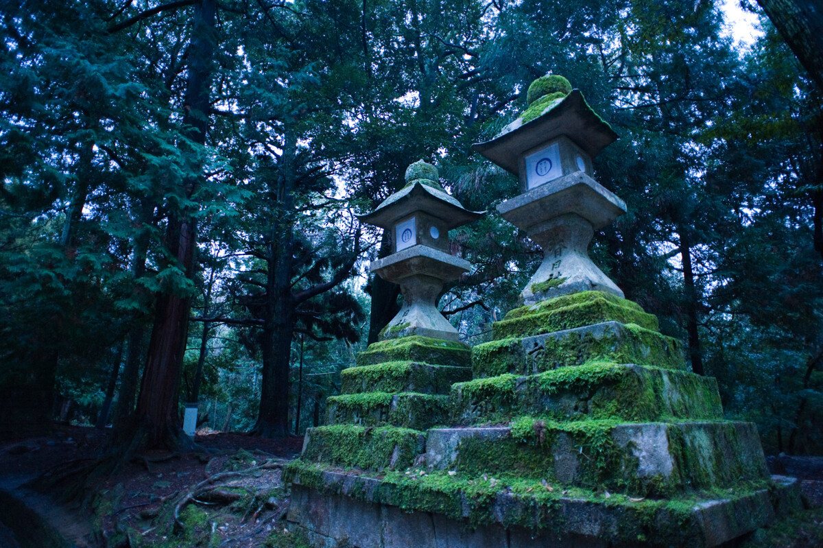 Tōrō – kamienne latarnie Japonii, w których płonie cisza i pamięć wieków Tōrō – japońskie kamienne latarnie. Historia, znaczenie, rodzaje i obecność w ogrodach, sztuce, zen i grach takich jak Ghost of Tsushima.