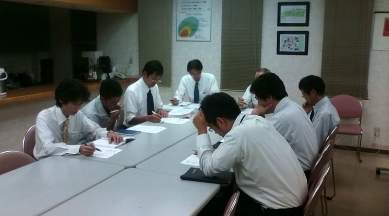 Nie po imieniu – jak Japończycy naprawdę mówią do siebie na co dzień Dlaczego w Japonii rzadko woła się ludzi po imieniu? Artykuł o nazwiskach, -san, sensei, firmowych tytułach i tym, jak język odsłania hierarchię relacji.