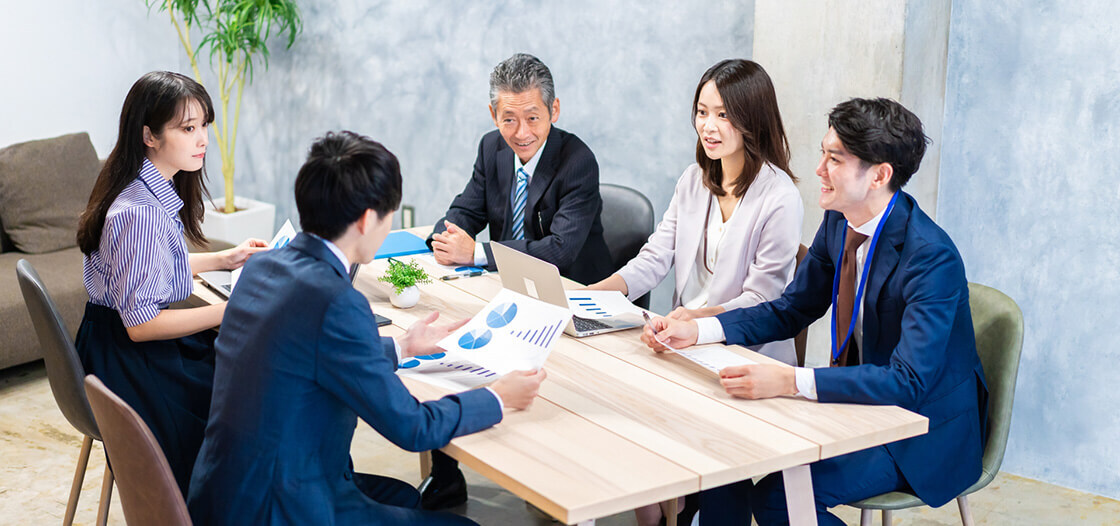 Nie po imieniu – jak Japończycy naprawdę mówią do siebie na co dzień Dlaczego w Japonii rzadko woła się ludzi po imieniu? Artykuł o nazwiskach, -san, sensei, firmowych tytułach i tym, jak język odsłania hierarchię relacji.