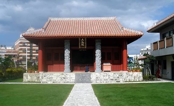 Kumemura. Sztuki walk przyszły na dawną Okinawę pocztą dyplomatyczną Chłopcy z Naha recytowali chińskie elementarze, a ich ojcowie płynęli do Fuzhou służbowo. Kume-mura: dzielnica, przez którą sztuki walki weszły na Okinawę.