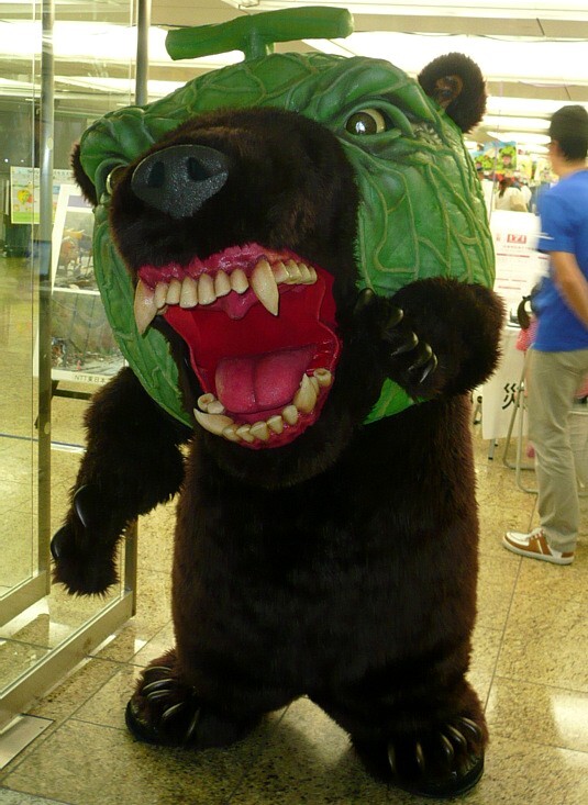 Futro, które zarabia miliardy - Yuru-kyara, czyli jak każda japońska mieścina ma swoją pocieszną pokrakę Yuru-kyara – japońskie maskotki, które promują miasta, tańczą w TV i zarabiają miliardy yenów. Poznaj ich historię, najbardziej zwariowane postacie i wpływ na gospodarkę Japonii.