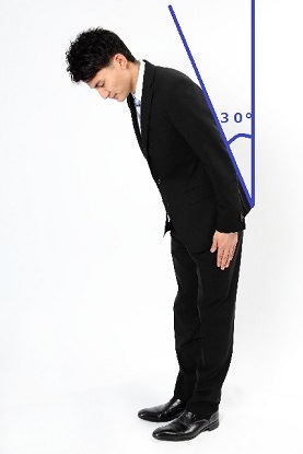 Nie ten uśmiech, nie ta pauza. Gramatyka ciszy w japońskiej kulturze wysokiego kontekstu. W kulturze wysokiego kontekstu gesty, pauzy i spojrzenia niosą więcej znaczeń niż słowa. Jak zrozumieć subtelne sygnały w kulturze Japonii?