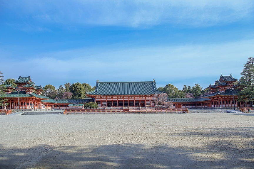 Japanese children know "Hōjōki" by heart – but what can we learn from a monk of the 13th century? "Hōjōki" by Kamo no Chōmei – a Japanese life lesson from 800 years ago, still present in schools. Discover what it can teach us today.