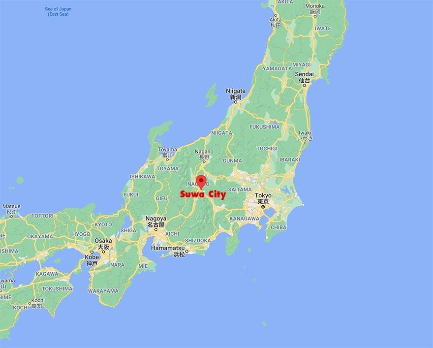 Miasto Suwa na mapie Japonii Japoński festiwal Onbashira matsuri - ryzykując życiem i zdrowiem w festiwalu dziekiej odwagi i brawury w Suwa, Nagano.