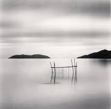 Wyłącz świat. Wejdź do wody. Furo - japońska kąpiel-medytacja Poznaj japońską kąpiel furo – rytuał wyciszenia, który łączy gorącą wodę, medytację i oddech, pomagając zredukować stres, poprawić sen i odzyskać wewnętrzny spokój. Sprawdź, jak praktykować furo w domowej łazience i dlaczego warto.