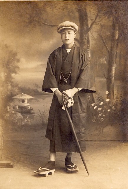 Pod czujnym okiem sąsiada: Gonin gumi i odpowiedzialność grupowa w czasach shogunatu Gonin gumi – system odpowiedzialności grupowej z czasów shogunatu, który ukształtował japońską mentalność sąsiedzką i kulturę społeczną.