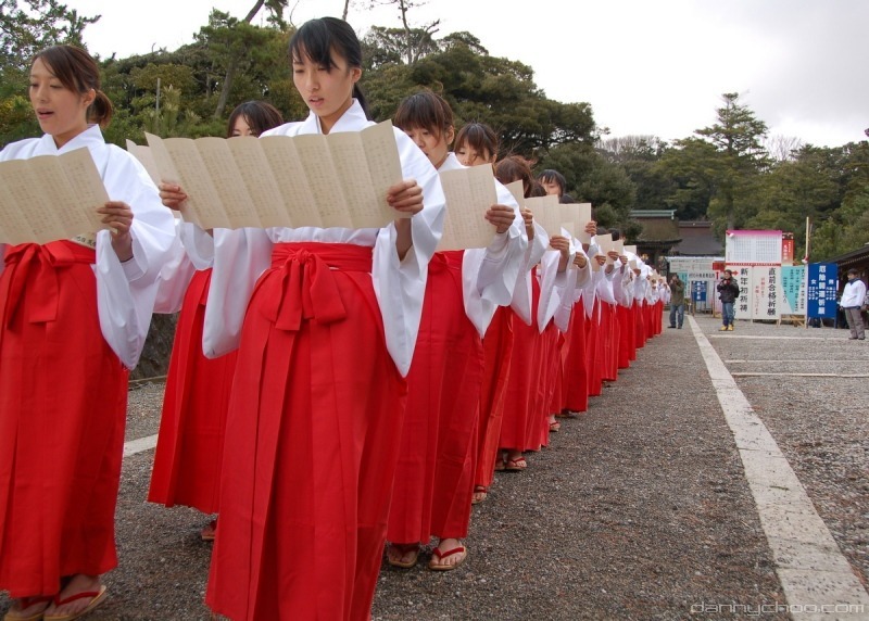 Kapłanki miko Symbolika trzech podstawowych kolorów w kulturze Japonii - czerwieni ako, bieli shiro i czerni kuro.