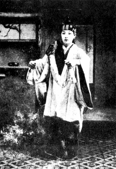 „Lis na niej przysiadł” – opętania kitsune-tsuki kobiet na japońskiej prowincji Kitsune-tsuki: od dawnych wsi po psychiatrie Meiji. Jak „lis” stawał się językiem niewypowiedzianego gniewu kobiet i narzędziem społecznego piętna.