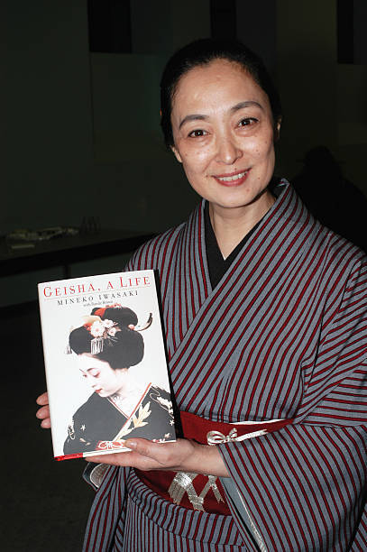 Mineko Iwasaki, autorka "Geisha, A Life" Artykuł o konflikcie między Mineko Iwasaki a Arthurem Goldenem - starcie książek: "Memoirs of Geisha" oraz "Geisha, a Life"). Jaka jest prawda o japońskich gejszach?