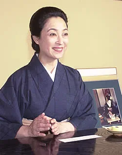 Mineko Iwasaki - wywiad Artykuł o konflikcie między Mineko Iwasaki a Arthurem Goldenem - starcie książek: "Memoirs of Geisha" oraz "Geisha, a Life"). Jaka jest prawda o japońskich gejszach?