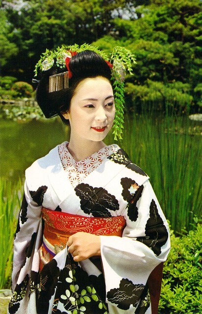 Mineko Iwasaki - zdjęcia z lat 80. Artykuł o konflikcie między Mineko Iwasaki a Arthurem Goldenem - starcie książek: "Memoirs of Geisha" oraz "Geisha, a Life"). Jaka jest prawda o japońskich gejszach?