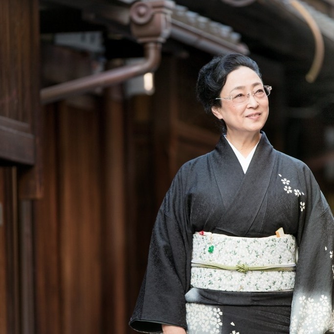 Mineko Iwasaki współcześnie - zdjęcie Artykuł o konflikcie między Mineko Iwasaki a Arthurem Goldenem - starcie książek: "Memoirs of Geisha" oraz "Geisha, a Life"). Jaka jest prawda o japońskich gejszach?