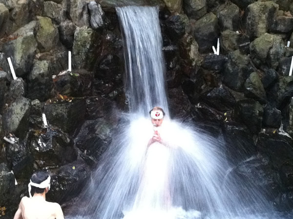 Wyłącz świat. Wejdź do wody. Furo - japońska kąpiel-medytacja Poznaj japońską kąpiel furo – rytuał wyciszenia, który łączy gorącą wodę, medytację i oddech, pomagając zredukować stres, poprawić sen i odzyskać wewnętrzny spokój. Sprawdź, jak praktykować furo w domowej łazience i dlaczego warto.