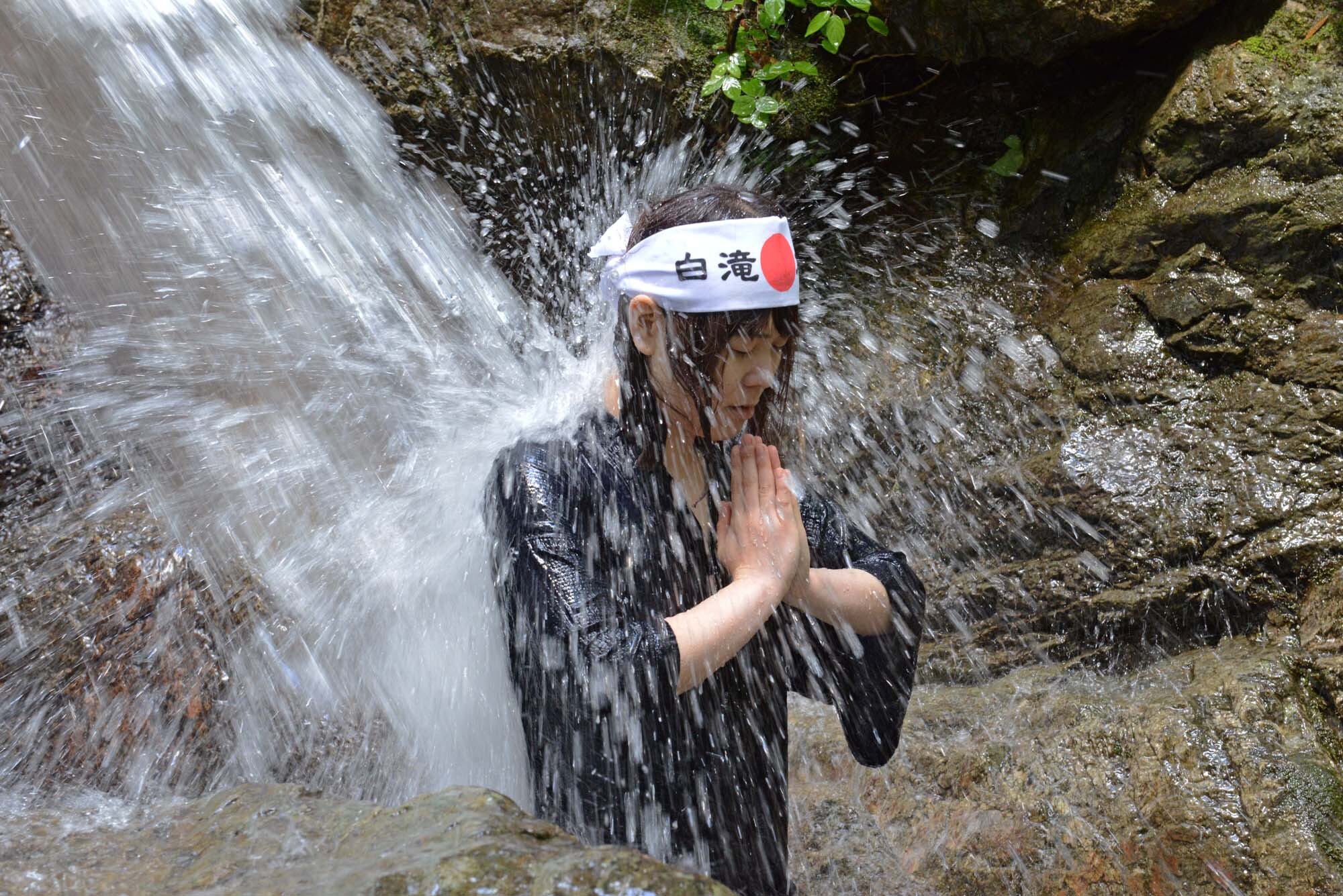 Wyłącz świat. Wejdź do wody. Furo - japońska kąpiel-medytacja Poznaj japońską kąpiel furo – rytuał wyciszenia, który łączy gorącą wodę, medytację i oddech, pomagając zredukować stres, poprawić sen i odzyskać wewnętrzny spokój. Sprawdź, jak praktykować furo w domowej łazience i dlaczego warto.