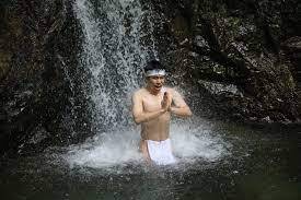 Wyłącz świat. Wejdź do wody. Furo - japońska kąpiel-medytacja Poznaj japońską kąpiel furo – rytuał wyciszenia, który łączy gorącą wodę, medytację i oddech, pomagając zredukować stres, poprawić sen i odzyskać wewnętrzny spokój. Sprawdź, jak praktykować furo w domowej łazience i dlaczego warto.